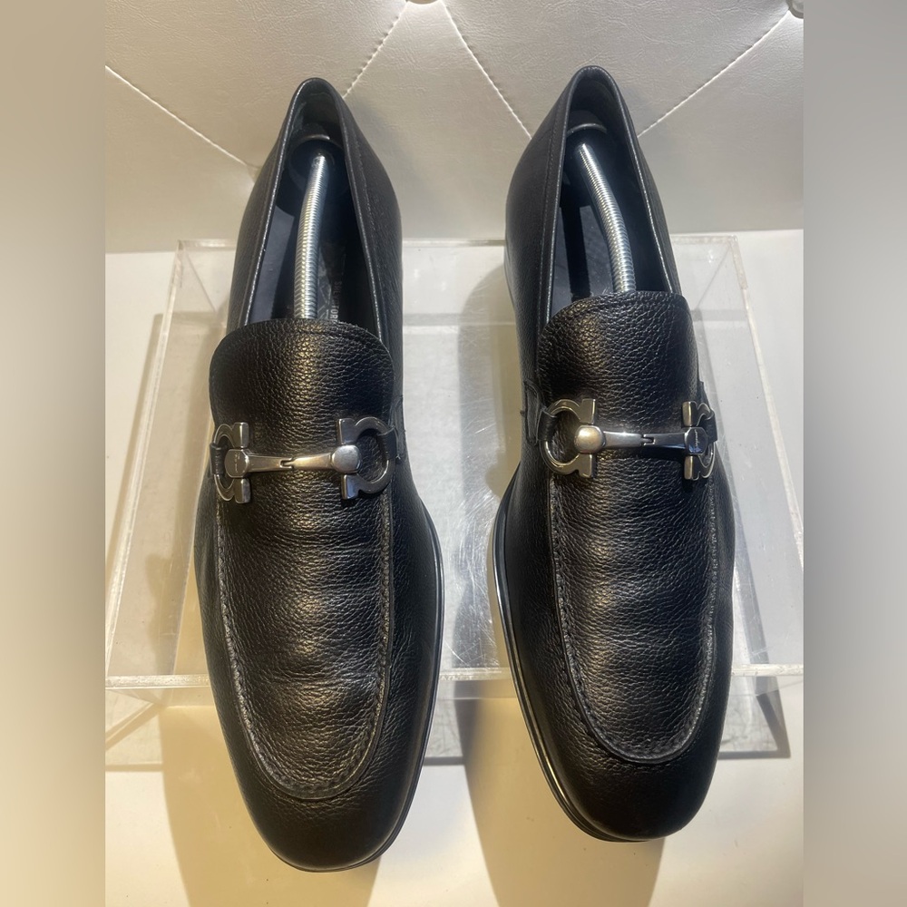 Salvatore Ferragamo a a black pebbed leather gancini loafer dress shoe sz 11 D